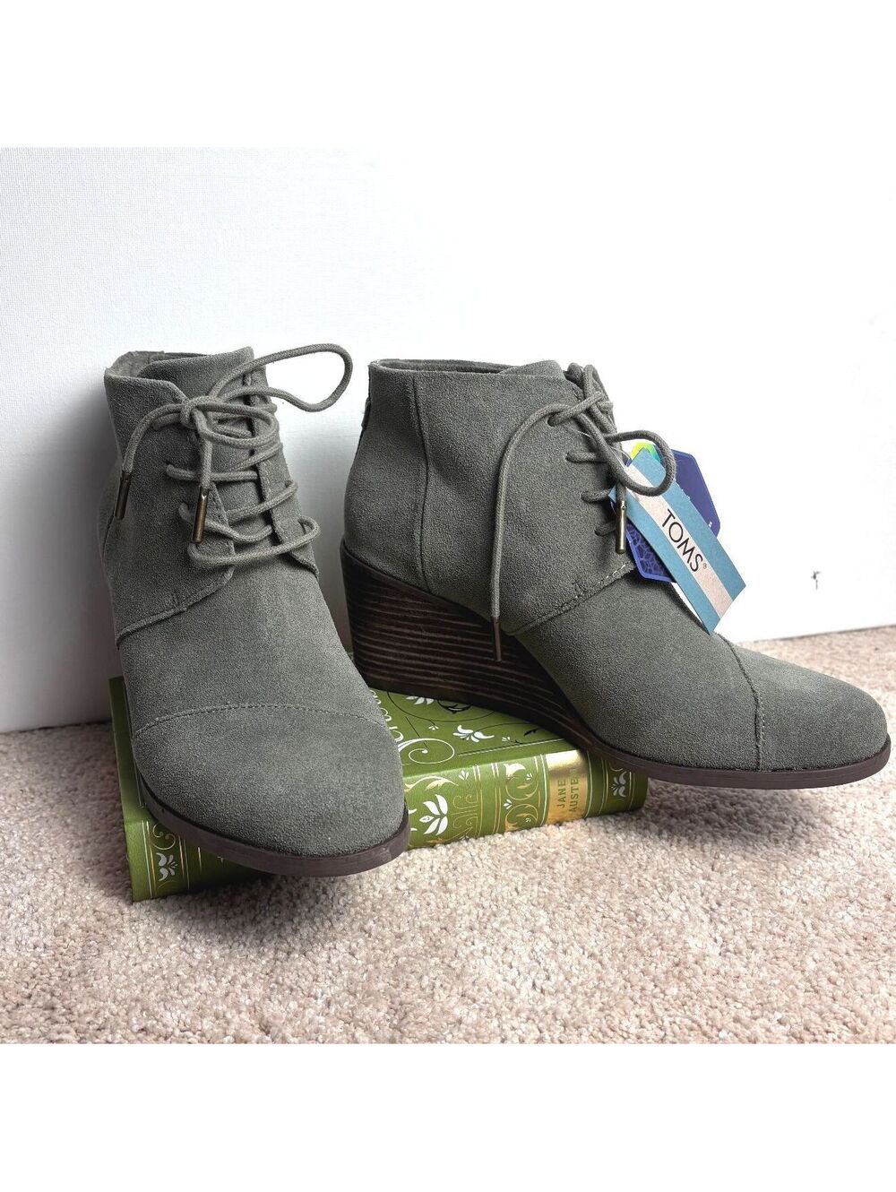 NWT TOMS 7.5 Suede Wedges